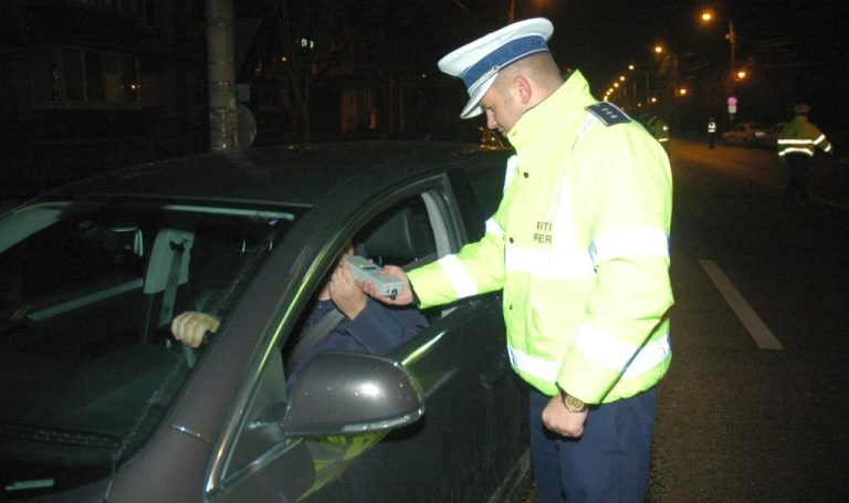 Beat pulbere la volan, vedea câini pe șosea. Polițiștii l-au coborât cu chiu cu vai din mașină, după ce s-a înfipt în gard