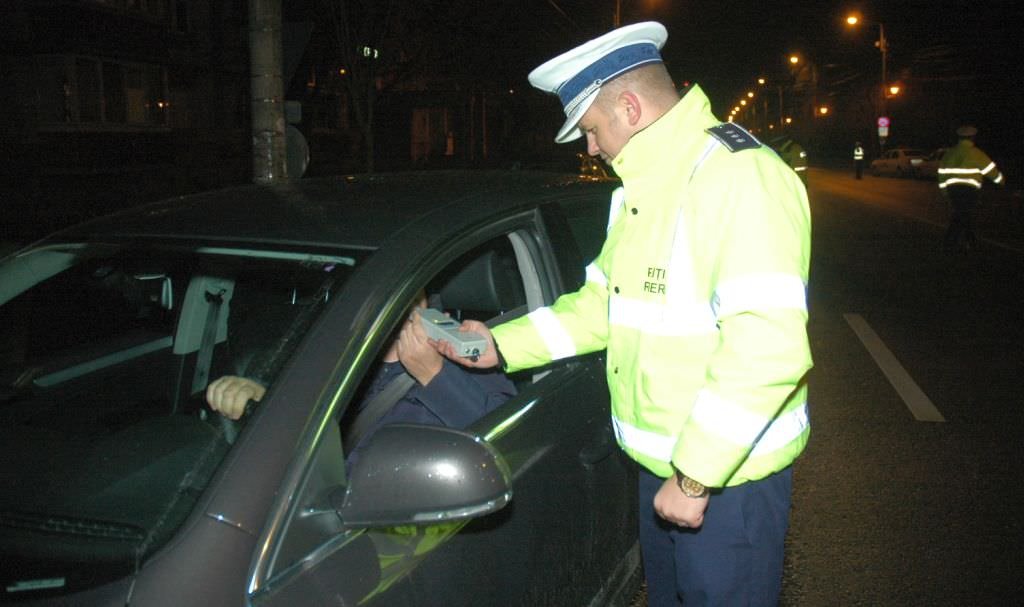 Beat pulbere la volan, vedea câini pe șosea. Polițiștii l-au coborât cu chiu cu vai din mașină, după ce s-a înfipt în gard