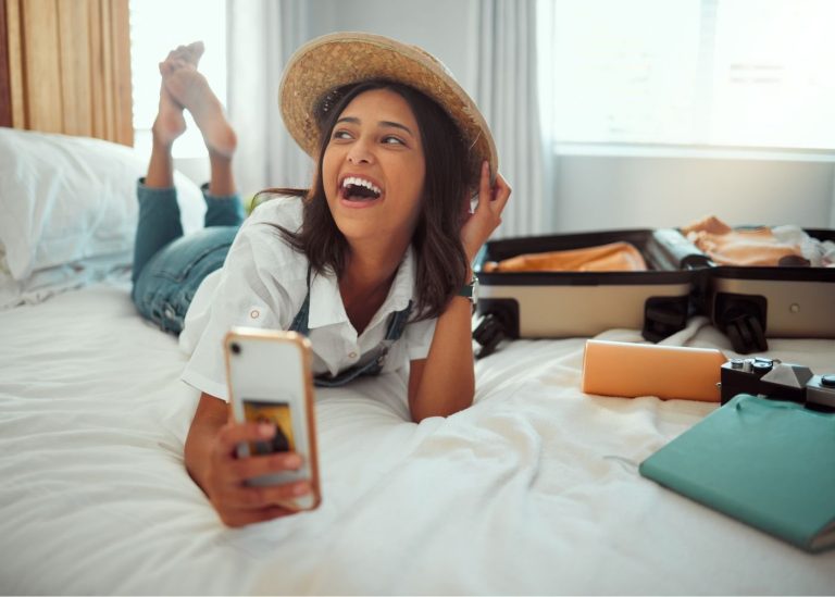 Lovitură pentru românii care fac bani din Booking.com și Airbnb. Fiscul îi ia la „bani mărunți”