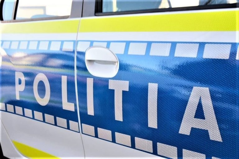 Patru tineri, răniţi după ce maşina în care se aflau s-a răsturnat pe un drum din Vaslui
