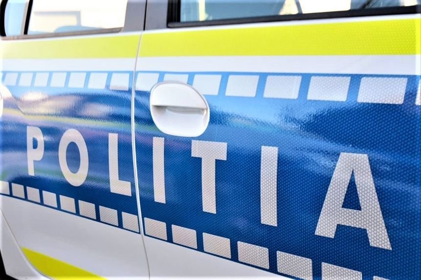  Patru tineri, răniţi după ce maşina în care se aflau s-a răsturnat pe un drum din Vaslui