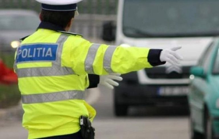 Un bărbat care a coborât din mașină pe autostradă a fost spulberat de un TIR
