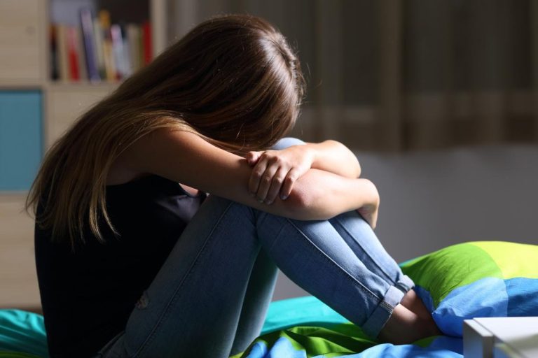 Profesor de engleză, cercetat pentru viol, agresiune sexuală şi coruperea sexuală a unei fete de 14 ani