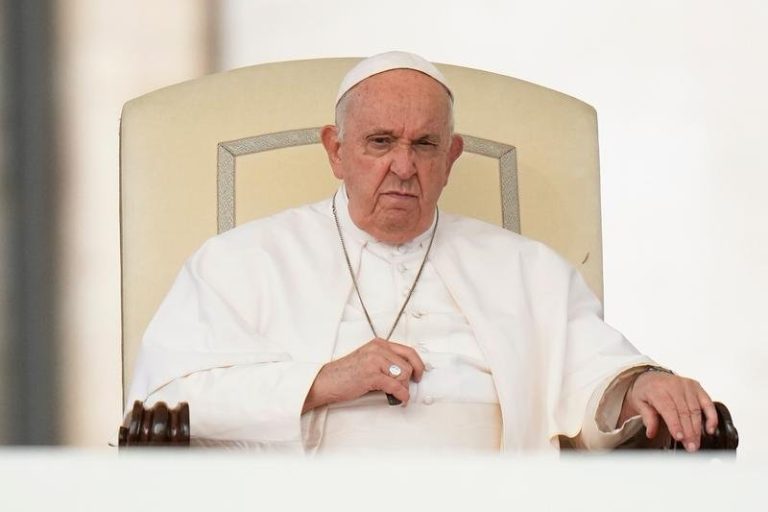 Papa Francisc, spitalizat la Roma în vederea îngrijirii bronşitei de care suferă de o săptămână, anunţă Vaticanul
