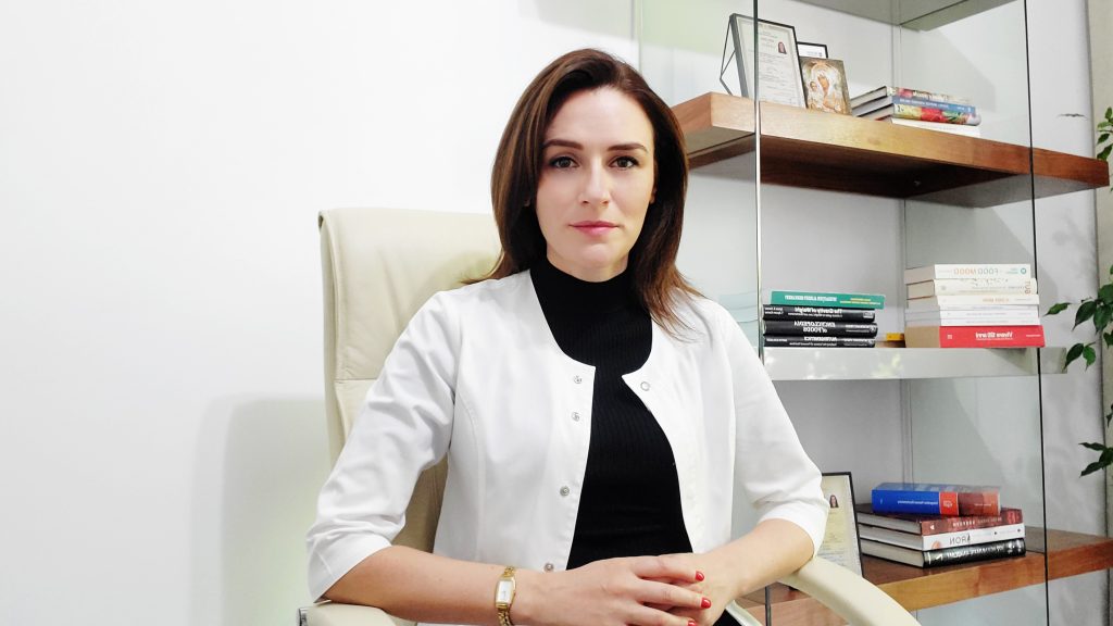 „Chiar și cantități mici de alergen pot pune viața în pericol”. Interviu cu dr. Adina Rusu, dietetician autorizat, despre riscurile alergiilor alimentare