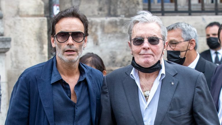 Război fratricid între cei trei copii ai lui Alain Delon. Marele actor nu mai are voie să-și gestioneze veniturile (TUTELĂ judiciară consolidată)