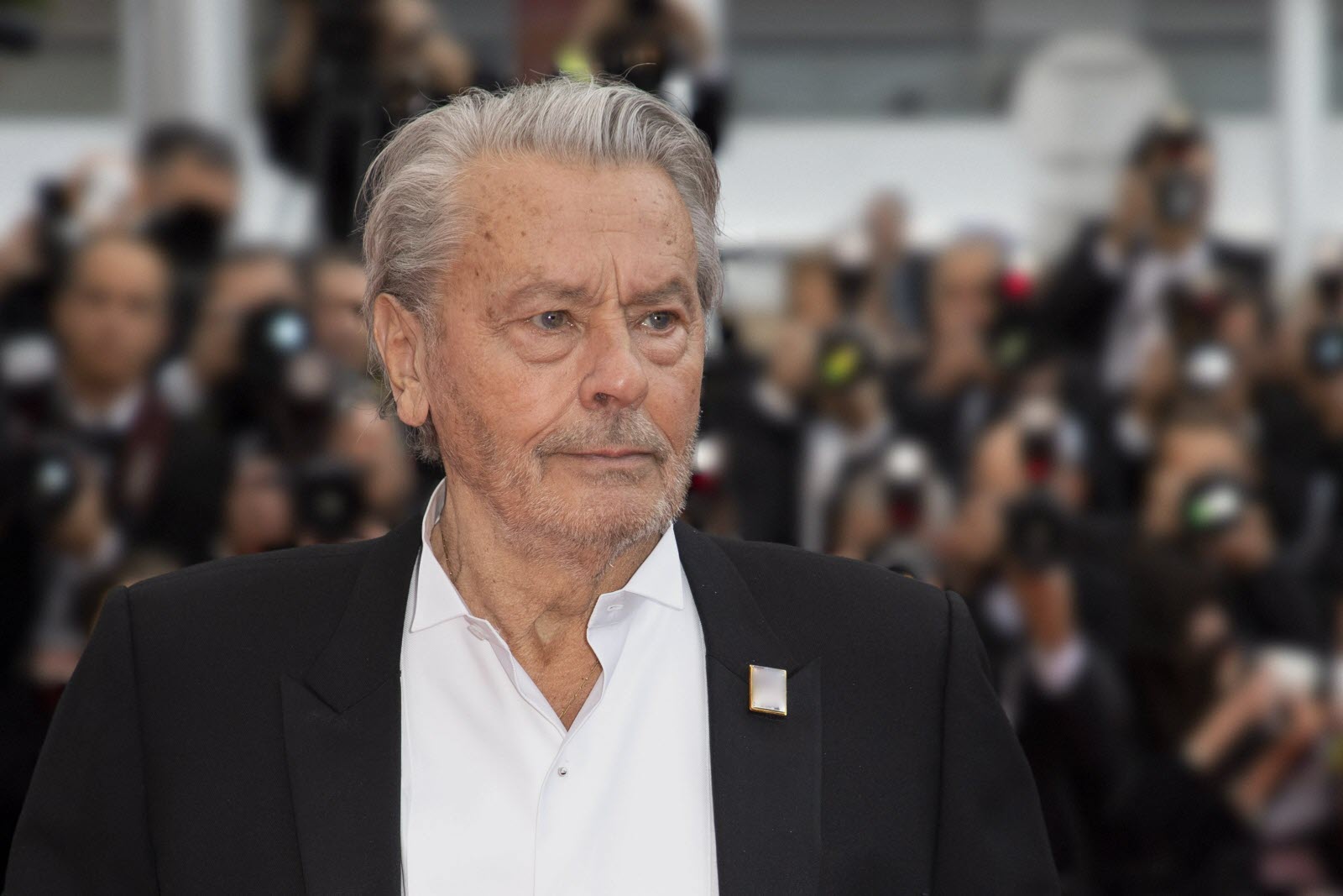 Alain Delon nu va face apel la decizia judecătorească prin care a fost plasat sub tutelă