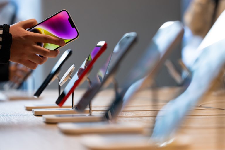 Apple a reluat discuţiile cu OpenAI despre includerea tehnologiei AI generative a acesteia în noi funcţii iPhone