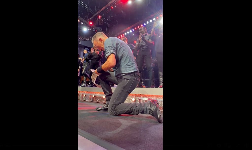 Bruce Springsteen a semnat, în timpul unui concert, scutirea pentru şcoală a unei eleve VIDEO