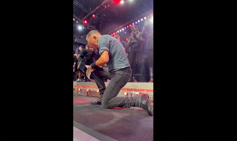 Bruce Springsteen a semnat, în timpul unui concert, scutirea pentru şcoală a unei eleve VIDEO