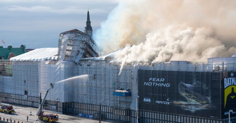 Bursa din Copenhaga s-a prăbușit, la propriu! Clădirea a fost devastate de un incendiu