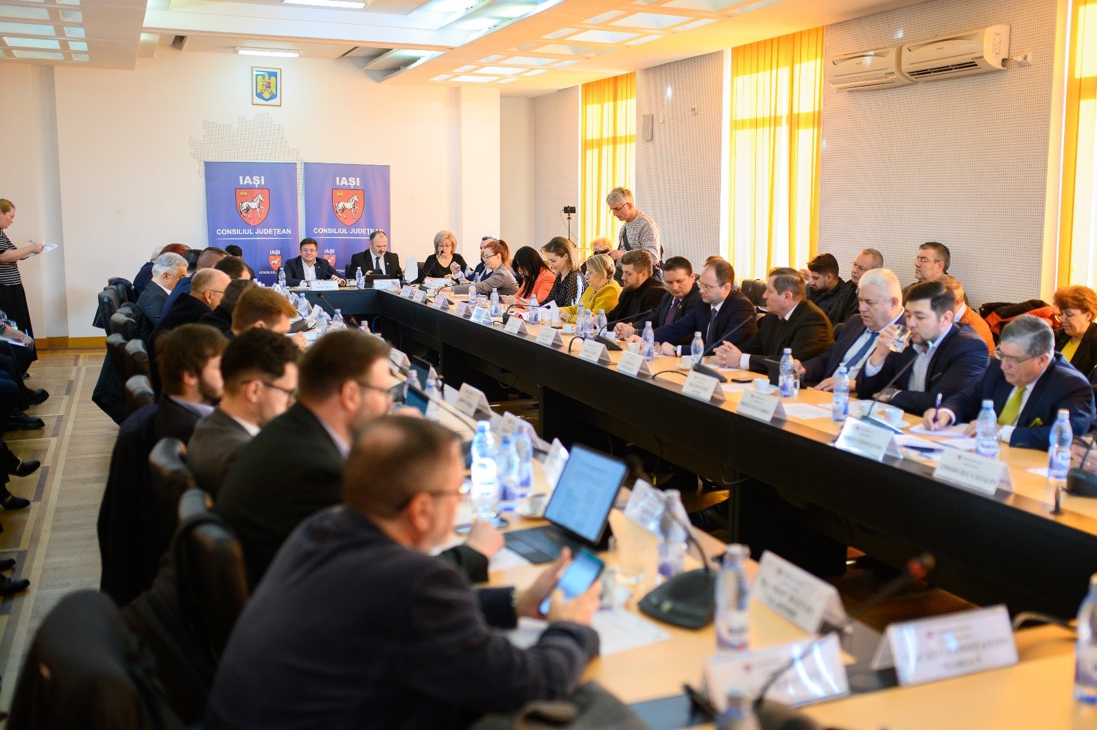 Strigăm catalogul la județ, înaintea „restanțelor” de toamnă! Deși fără proiecte grele, ultima ședință a CJ a avut multe intervenții. Iată notele!