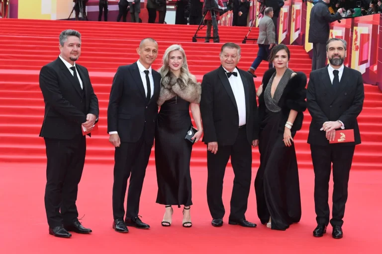 Actorul Dorel Vișan și un un preot ortodox român participă la festivalul de film de la Moscova. Un politician român pro-rus exultă