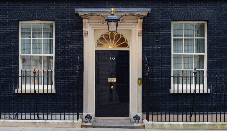 Liz Truss dezvăluie într-o carte de memorii că reşedinţa premierului din Downing Street era „infestată cu purici
