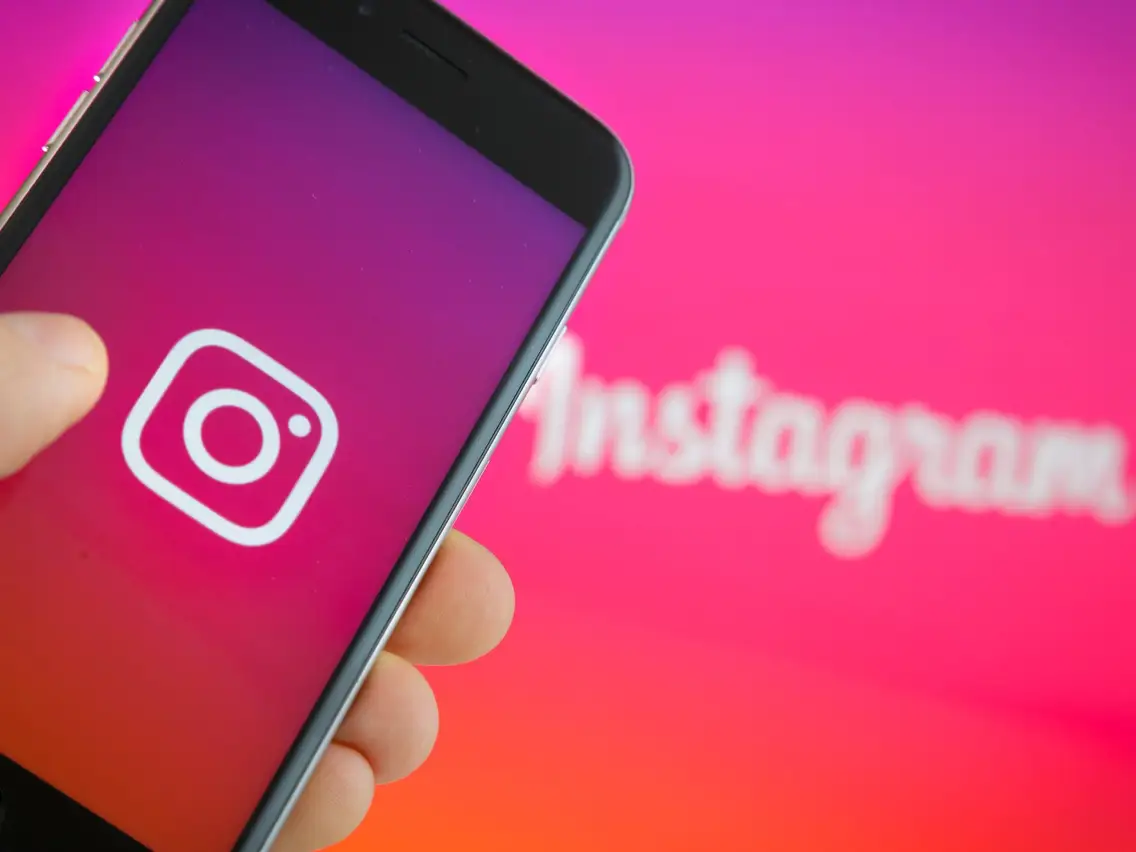 Instagram va testa funcţii care blurează mesajele care conţin nuditate, pentru a proteja adolescenţii