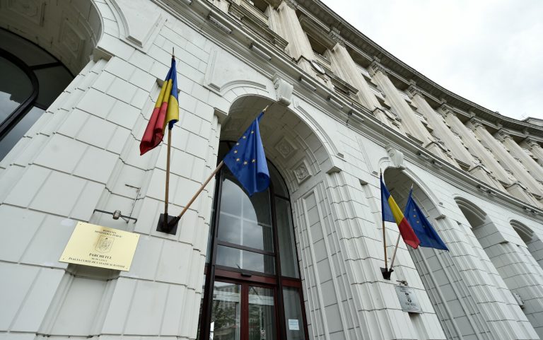 Cum și-au dublat veniturile angajații instanței supreme