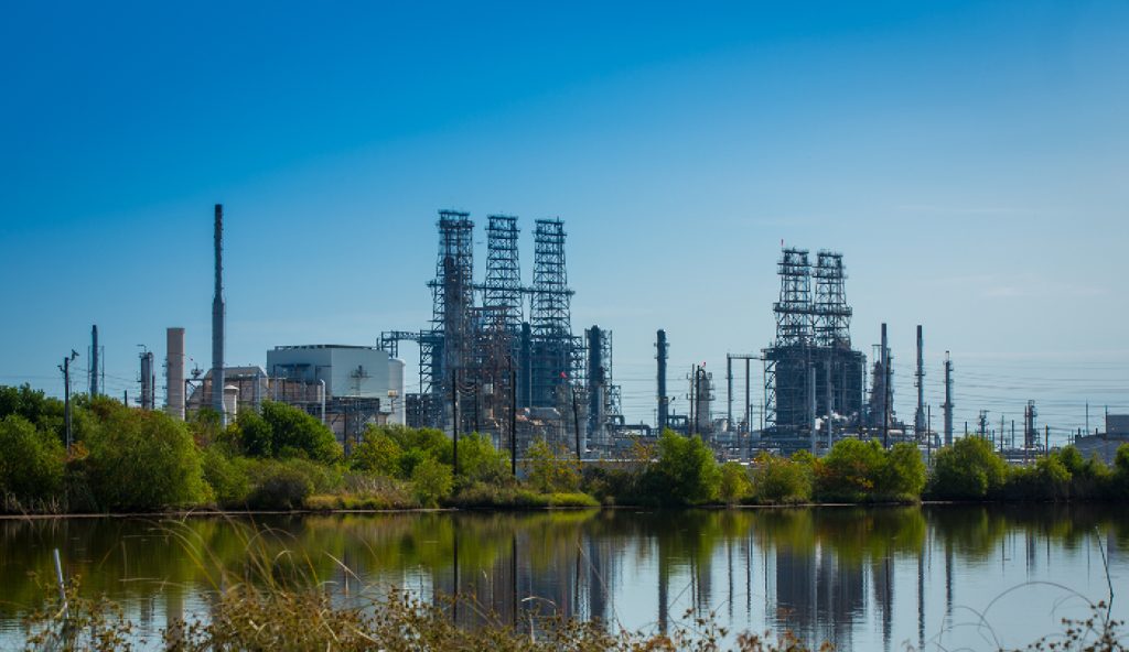 O pană majoră de curent la o rafinărie americană taie un dolar din prețurile petrolului