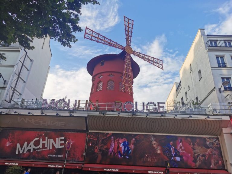 Aripile cabaretului Moulin Rouge s-au prăbuşit în noaptea de miercuri spre joi VIDEO