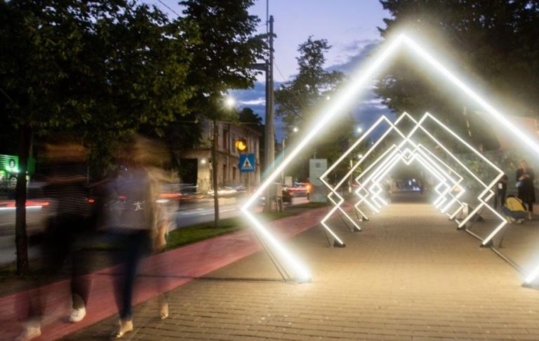 Suzeta de 10.000 euro. Romanian Creative Week Iași a deschis un magazin online. „Prețuri bune pentru artiști cu cotă mare”