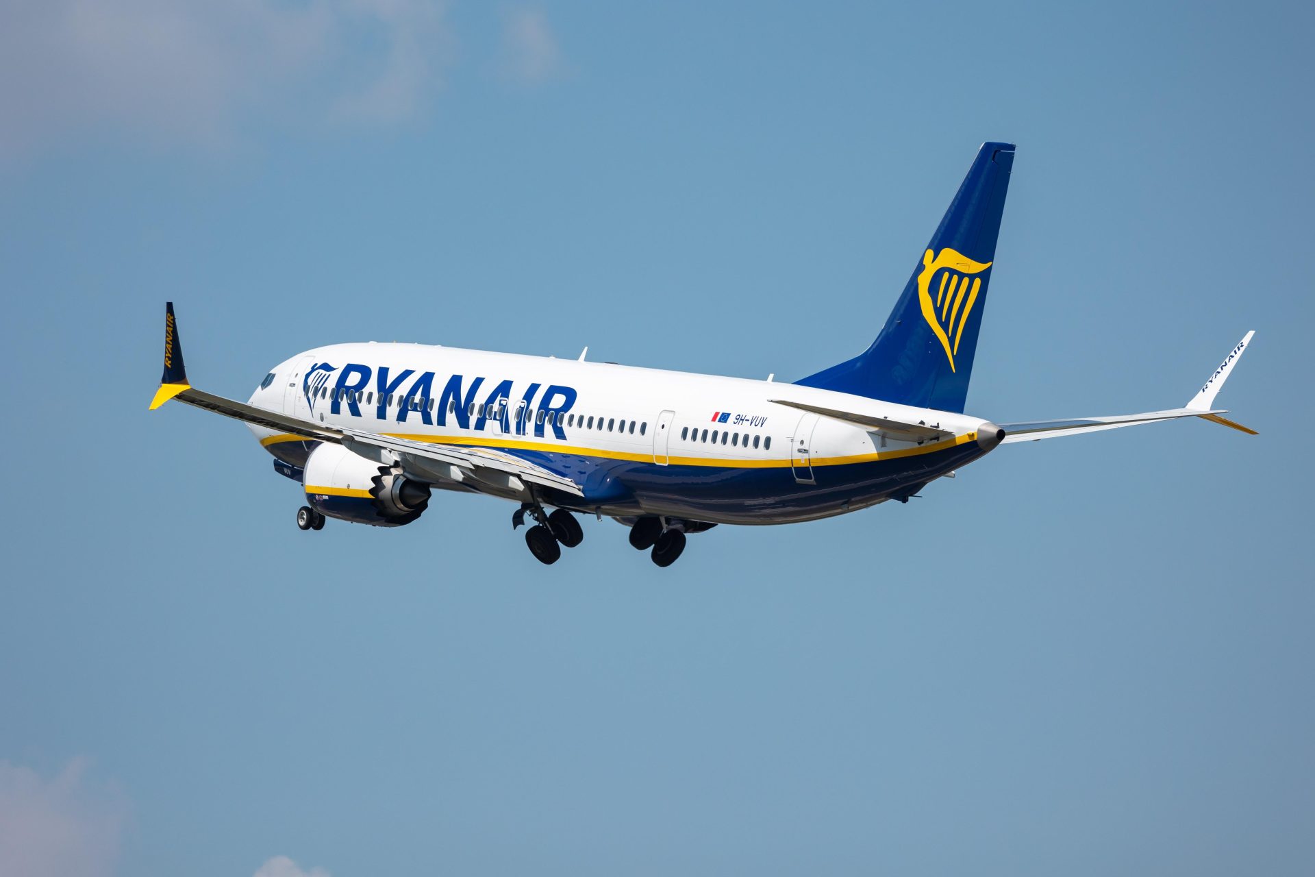 Compania aeriană Ryanair, amendată cu peste 250 de milioane de euro pentru „abuz de poziţie dominantă”