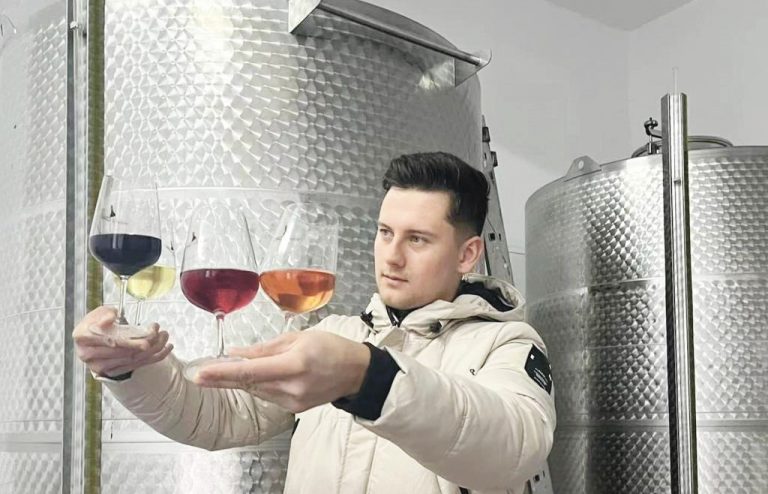 Un tânăr antreprenor a pus pe picioare, unde se agață harta-n cui, o cramă cu fonduri nerambursabile