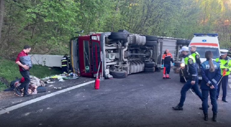 TIR răsturnat pe DN7: O femeie şi doi copii, răniţi