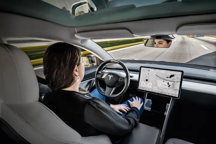 Statele Unite investighează o rechemare de către Tesla a peste 2 milioane de vehicule