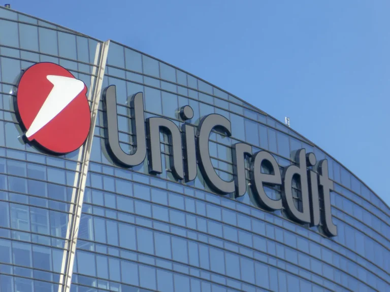 Trei luni de internship plătit pentru studenți la UniCredit Bank. Ce ai de făcut?