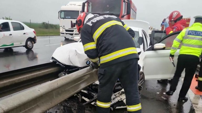 FOTO Accident înfiorător pe A1. Un șofer a murit după ce a intrat cu mașina într-un parapet și l-a străpuns ca o țeapă