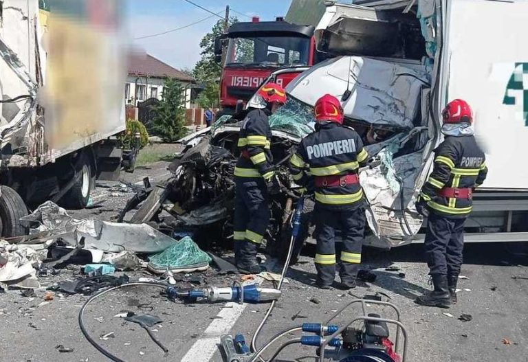 Brăila: Două persoane, încarcerate în urma unui accident produs pe DN 2B – FOTO