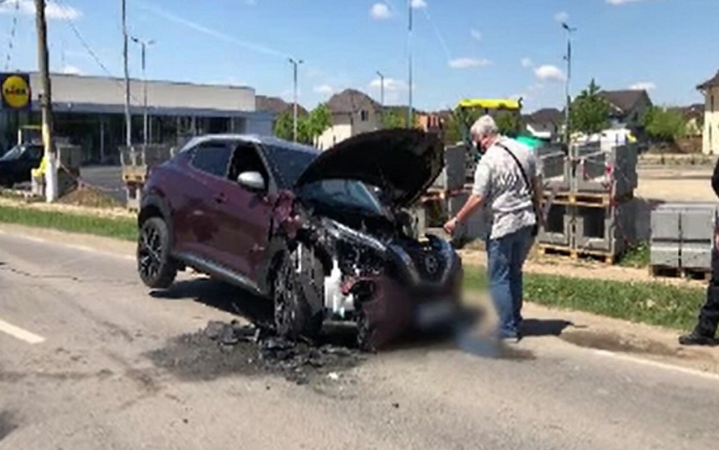 Un bărbat beat și-a călcat fratele, și mai beat, cu mașina. Unul a ajuns la spital, celălat la poliție