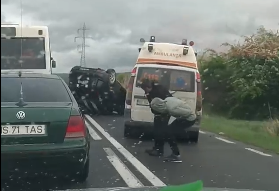 VIDEO Mașină cu roțile în sus între Osoi și Comarna. Șoferul, dus la spital