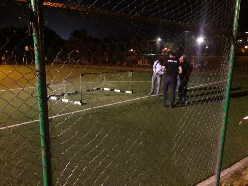  Un copil de 6 ani a ajuns în comă la spital, după ce o poartă metalică de pe un teren de fotbal a căzut peste el