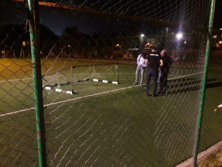 Un copil de 6 ani a ajuns în comă la spital, după ce o poartă metalică de pe un teren de fotbal a căzut peste el