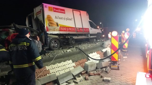 A murit una dintre fetele rănite în accidentul din sensul giratoriu de la Târgu Frumos