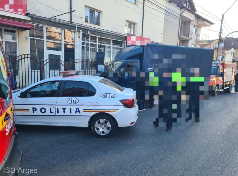 O autoutilitară s-a „înfipt” în refugiul unei staţii de autobuz din Piteşti. Șoferul a fost găsit inconştient