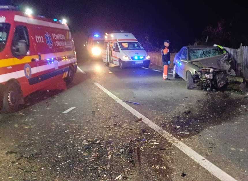  Două autoturisme s-au izbit frontal pe DN 65 – șase persoane au fost rănite