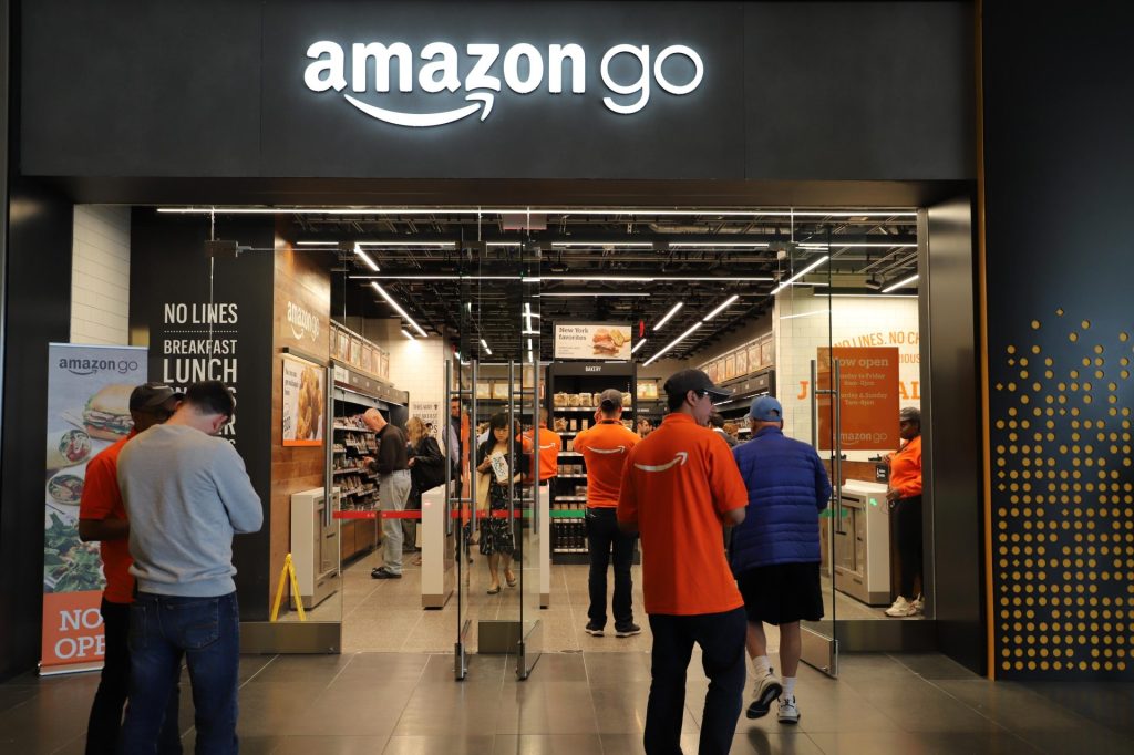  Amazon renunţă la tehnologia prin care plata se făcea automat la ieşirea din magazine