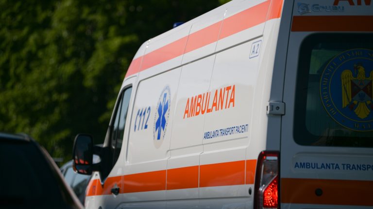 Bărbat mort după ce s-a prăbușit un zid peste el