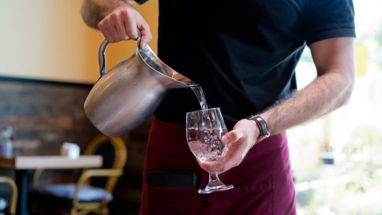 Lege europeană adoptată: Românii vor putea bea apă gratis în orice restaurant