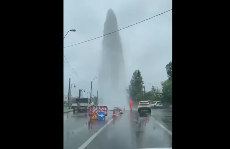 VIDEO Arteziană uriașă apărută în zona Tudor Vladimirescu. Avarie Apa Vital