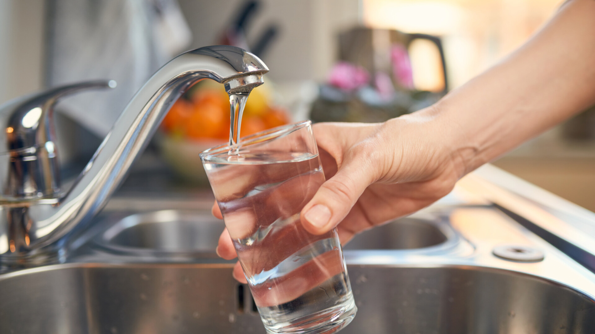 Se scumpește iar apa - ApaVital mai adaugă 2% la costul apei și al canalizării