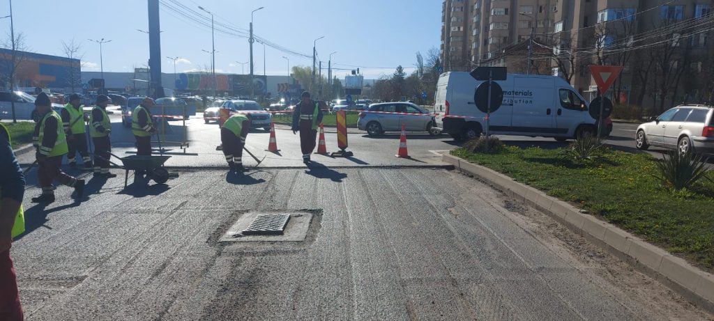  Chirica toarnă asfalt peste asfalt. Trafic de coșmar din cauza lucrărilor de pe bulevardul Socola