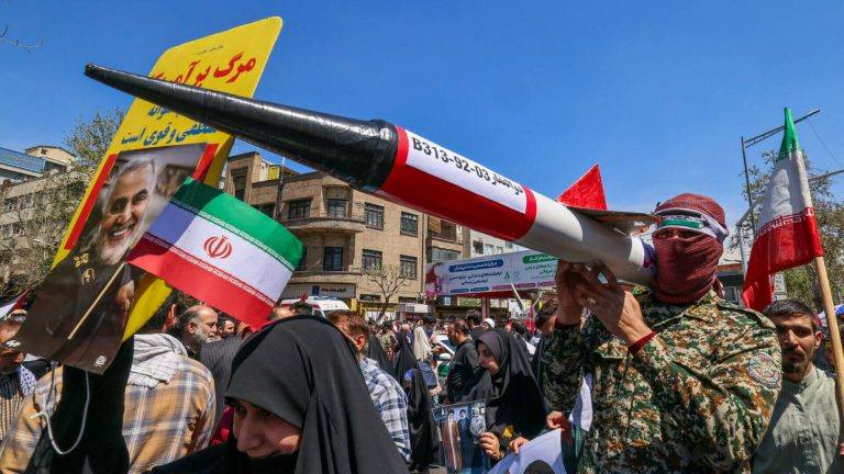 Iranul va ataca bazele regionale ale oricărei ţări care apără Israelul, a declarat un oficial iranian de rang înalt pentru CNN