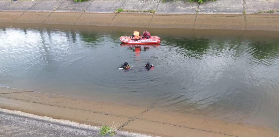 Mobilizare de forţe pentru găsirea unui bărbat care a căzut într-un canal care duce la un baraj de acumulare