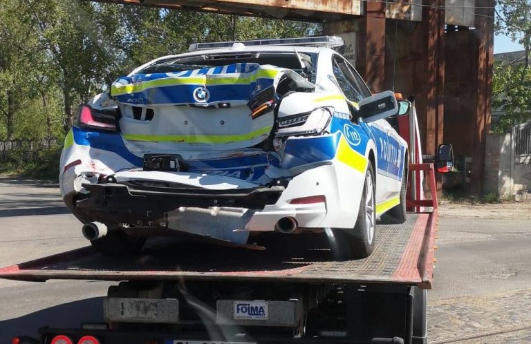 Autospecială BMW a Poliţiei, distrusă de un tramvai în Galaţi