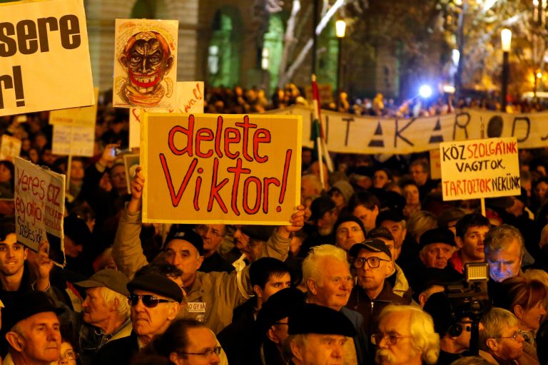 Zeci de mii de oameni au manifestat la Budapesta împotriva lui Viktor Orban