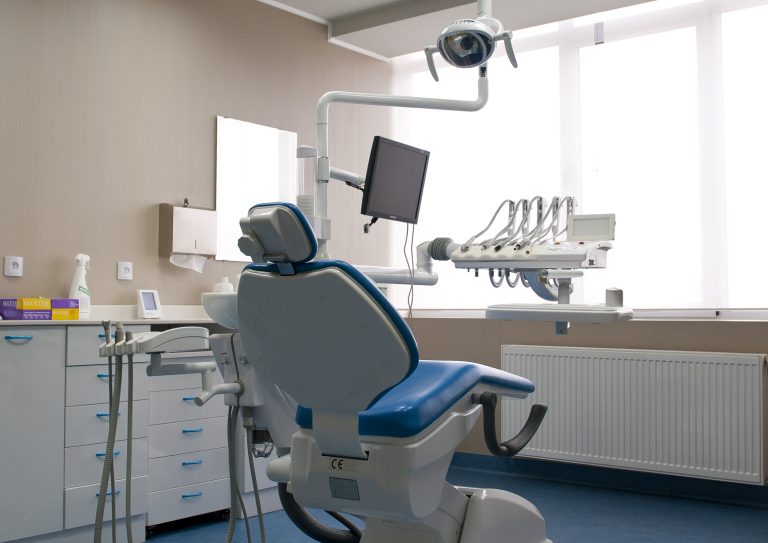 Elita stomatologiei românești, aprovizionată de ani buni cu materiale sanitare „la negru”