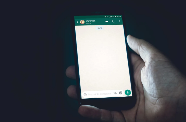 Funcție nouă în WhatsApp. Ce se întâmplă dacă apeși lung pe simbolul camerei