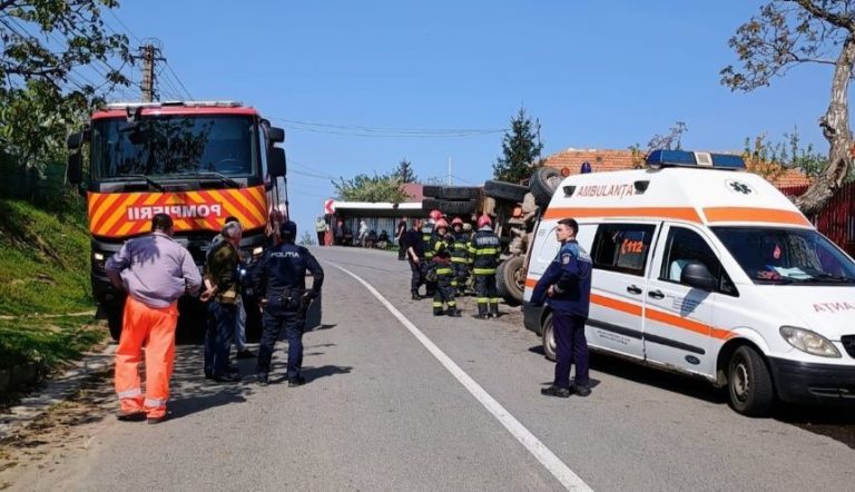 Camion plin cu piatră răstunat pe marginea drumului: două persoane au fost rănite